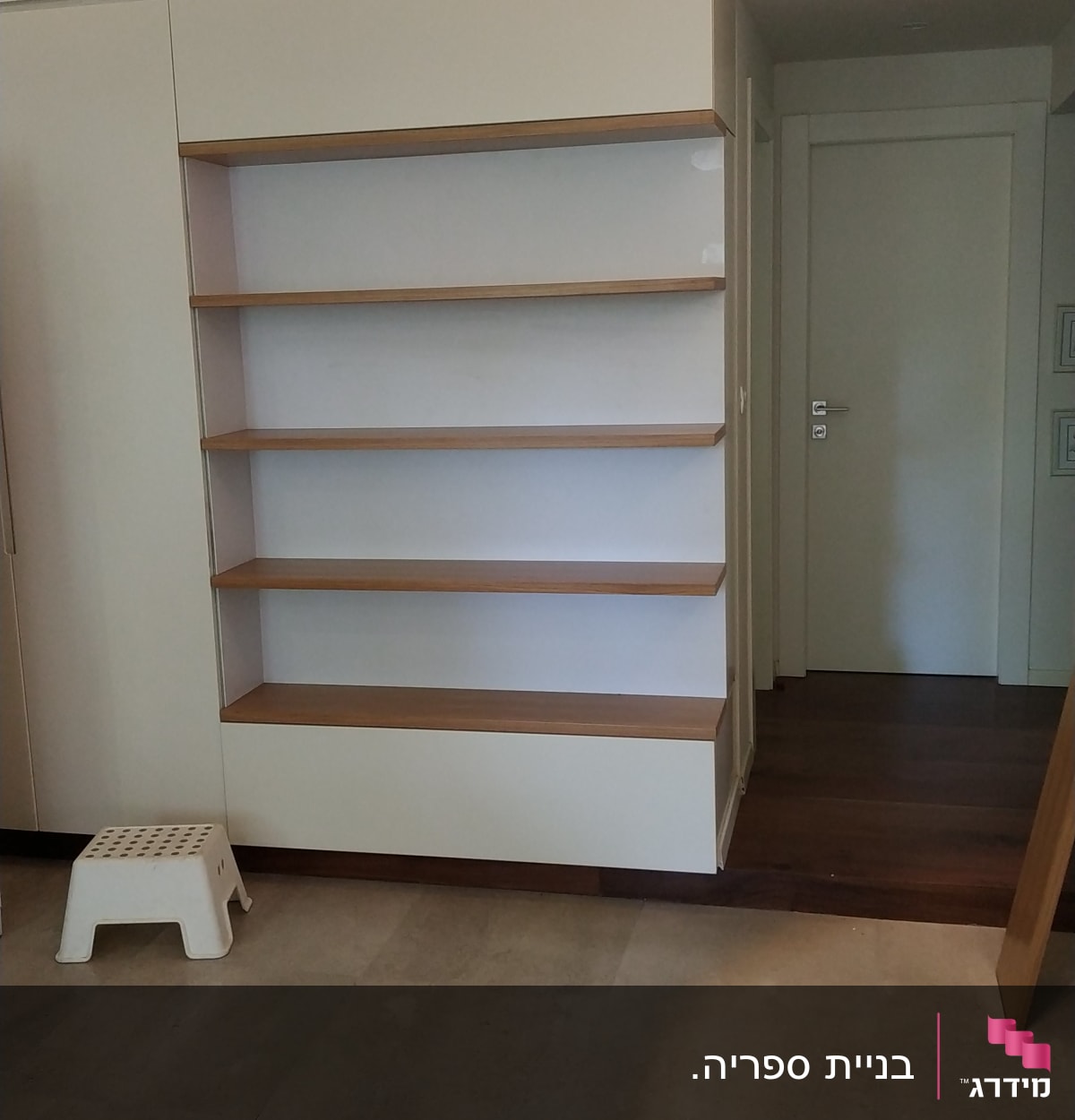 מדף עץ מובנה בקיר עם חמישה מדפים